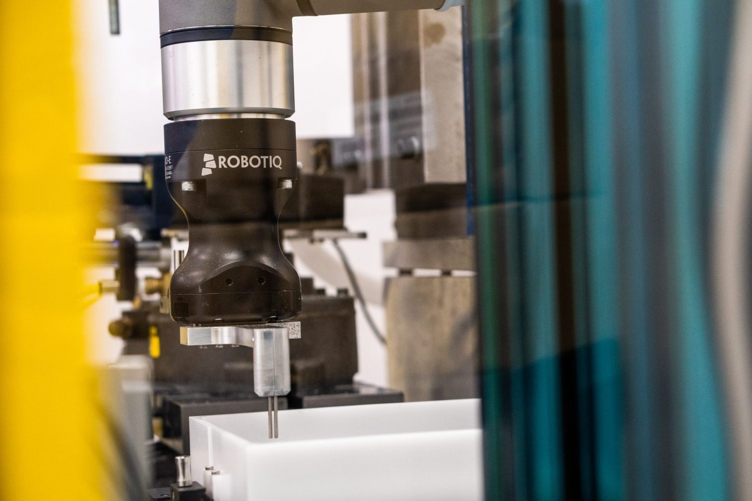 Robotiq bushing and reaming robot in manufacturing